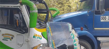 Imagen de  Bus de servicio público colisionó contra un tractocamión en la vía Sonsón-La Unión