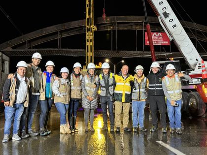 Imagen de  Exitoso izaje de estructura del puente peatonal de La Hondita en Guarne: sería entregado en septiembre