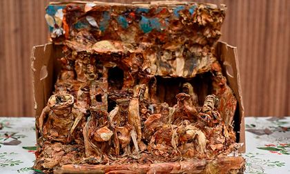 Pesebre hecho con cáscaras de cebolla ganó concurso ambiental