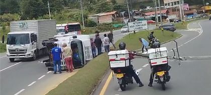 Imagen de Movilidad reducida en la autopista Medellín-Bogotá por volcamiento de vehículo y caída de un poste