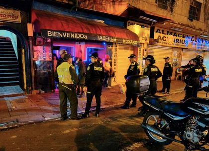Imagen de  Suspensiones e incautación de drogas y armas: así fue el operativo relámpago en la Plaza Botero