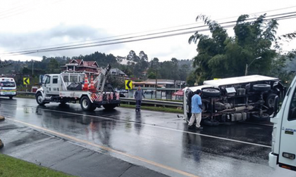 Furgón se volcó en la Autopista Medellín-Bogotá