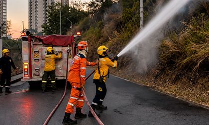 Incendio en Cristo Rey encendió las alarmas en Cali: ordenaron evacuar viviendas