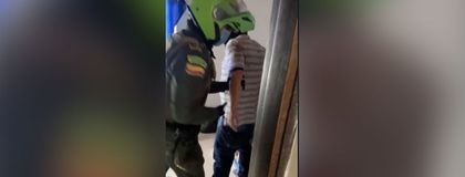 Imagen de Video| Hombre fue capturado cuando estaba al lado del cuerpo sin vida de su pareja en un hotel