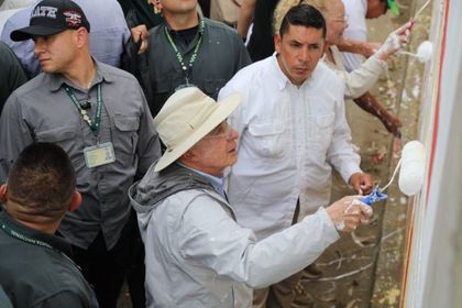Imagen de  Uribe arremete contra Cepeda por mural en Llanogrande y denuncia agresiones: «Manda a pintar murales con puñaletas»