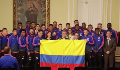 seleccion colombia recibio la bandera por parte del presidente duque