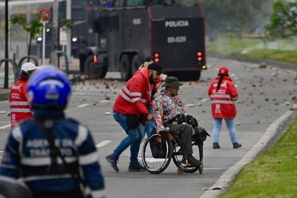 Imagen de  Indígenas hieren con flechas a cuatro policías en protesta ante Embajada de EE. UU. en Bogotá