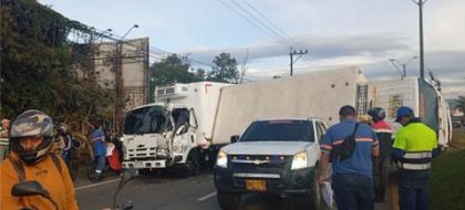 Imagen de En video: aparatoso accidente de tránsito obliga al cierre de la vía en el sector Paraíso
