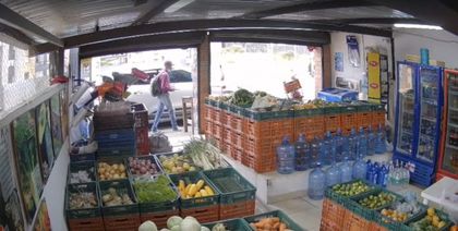 Imagen de Una exprimidora de naranjas: el insólito caso de robo a un negocio en Rionegro captado en video