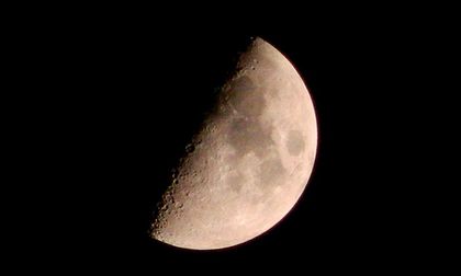 La Luna sigue guardando preguntas después de Artemis II