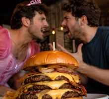 ¿Princeso o con límites? Un hombre llamó “bandida” a una mujer por pedir una hamburguesa triple en una primera cita y las redes estallaron