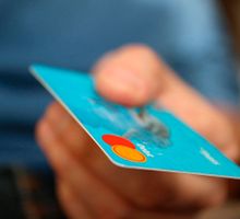 Gobierno eliminaría retención del 1,5 % en pagos con tarjeta