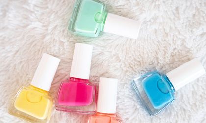 Cuidado con lo que aplica en sus uñas: Invima alerta sobre ingredientes prohibidos en esmaltes semipermanentes