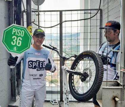Imagen de Javier Zapata, leyenda del bike trial, volvió a escalar el Edificio Coltejer a sus 52 años