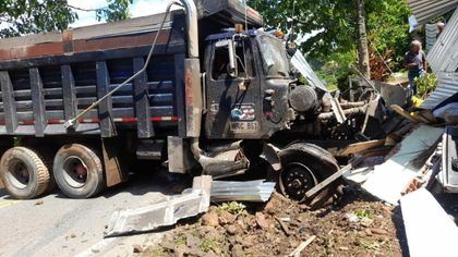 Imagen de Volqueta con fallas mecánicas chocó contra una vivienda en San Luis