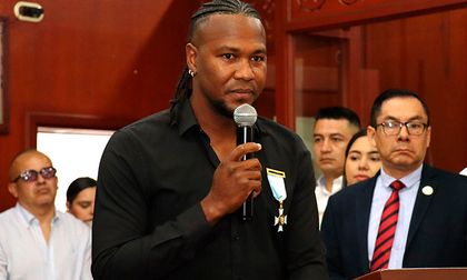 Hugo Rodallega, autor del gol que le dio el título a Santa Fe, fue condecorado por la Asamblea del Valle