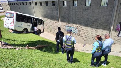 Imagen de  Bus de servicio público se estrelló contra el coliseo municipal de El Carmen