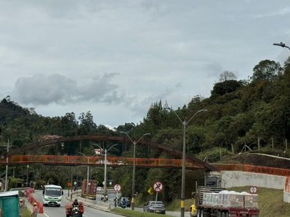 Imagen de  Devimed y la Alcaldía de Guarne entregaron a la comunidad el nuevo puente peatonal en la vereda La Hondita
