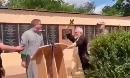 En video: sacerdote agredió con cruz en mano a eclesiástico durante funeral