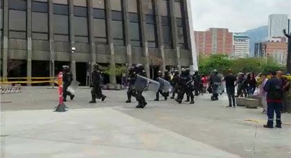 Imagen de  No solo protestan los taxistas; indígenas se enfrentan contra el Esmad en alcaldía de Medellín