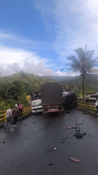 Imagen de  Accidente con tres vehículos de carga pesada mantiene cerrada la Autopista Medellín–Bogotá en Cocorná