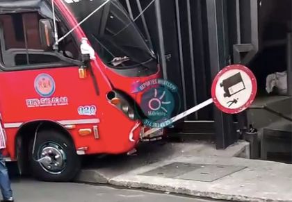 Imagen de ¡Atención! Mujer resultó herida por colisión de bus con presuntas fallas mecánicas en Rionegro