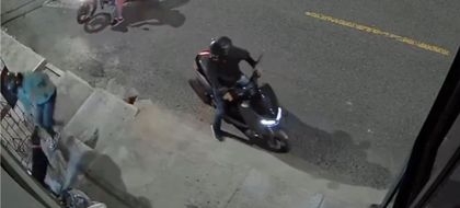 Imagen de En video: valiente perrito evitó que le robaran la moto a su dueña en Medellín