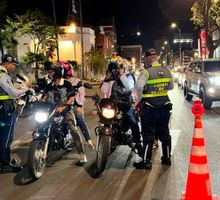 ¿Es cierto que el número de placa en el casco ya no es obligatorio? Movilidad explica los cambios de la Ley 2251 de 2022