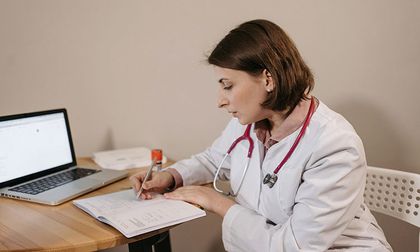 IA en salud: sesgos de género podrían ampliar desigualdades, advierte la OMS