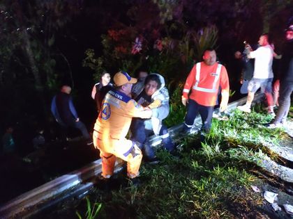 Imagen de  Vuelve y juega: un hueco habría causado el accidente que dejó ocho heridos en la Autopista