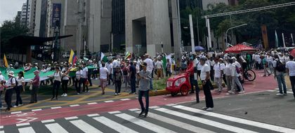 Imagen de En video: así avanza la marcha del “Orgullo Paisa” en contra de Gustavo Petro en Medellín