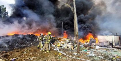 Imagen de ¡Atención! Gigantesco incendio en una bodega de reciclaje en Medellín