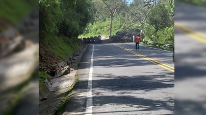 Imagen de Cierre en la autopista Medellín-Bogotá, en San Luis, por volcamiento de vehículo