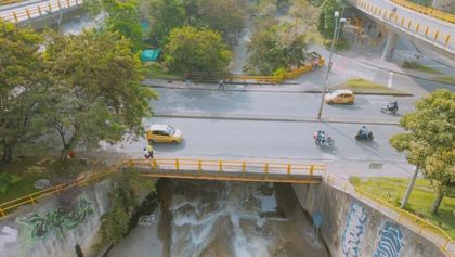 Imagen de  Demolerán puente sobre la quebrada La Iguaná en Medellín como parte de los trabajos del Metro de la 80