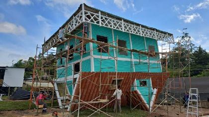 Imagen de Mujeres construyen una casa al revés en El Peñol