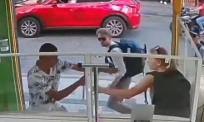 Video: así fue el momento en el que sujeto atacó con cuchillo a turistas