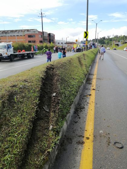 Imagen de  Sujeto que protagonizó accidente en la autopista se habría fugado en otro vehículo