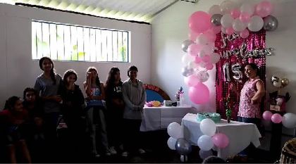 Imagen de Estudiantes de colegio en Nariño le celebraron a una profesora la fiesta de 15 años que no había tenido