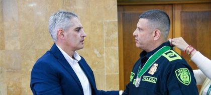 Imagen de  Comandante operativo de Policía departamental recibió Escudo de Antioquia en reconocimiento a su compromiso y trayectoria