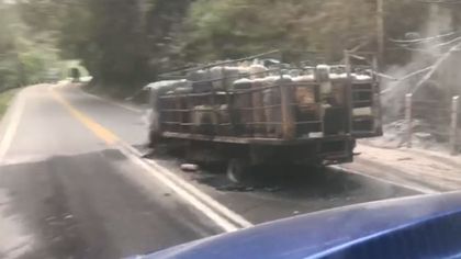 Imagen de Vehículo que transportaba pipetas de gas terminó incinerado en la Autopista