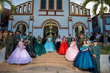Imagen de  Colectivo de mujeres «Las Poderosas» cumple el sueño de siete jóvenes en San Luis de celebrar sus 15 años