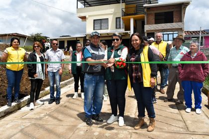 Imagen de Comunidades que resistieron la violencia armada en El Peñol regresan a su territorio