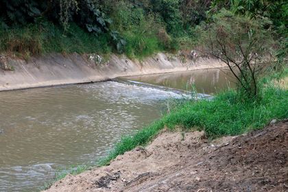 Imagen de  Un hombre con discapacidad visual cayó del puente de la quebrada La Iguaná en Medellín