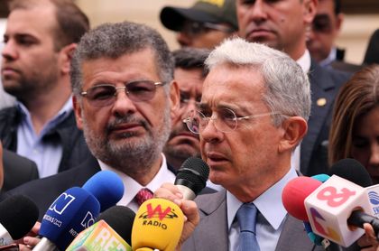 Imagen de Álvaro Uribe recibe la boleta de libertad y convoca de inmediato a un primer acto público