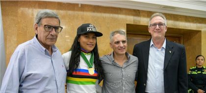 Imagen de Gobernador de Antioquia condecoró a Stefany Cuadrado, tricampeona mundial juvenil de ciclismo en China