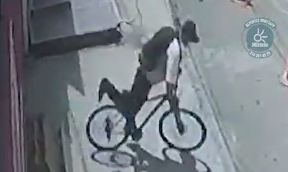 Imagen de En video: momento en que individuo roba bicicleta en sector La Galería de Rionegro