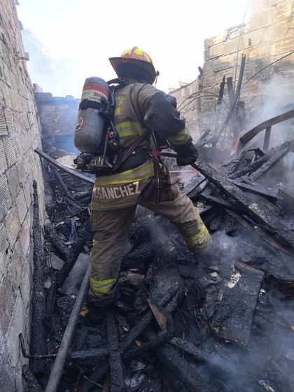 Imagen de Una persona lesionada y dos viviendas afectadas dejó incendio estructural en el nororiente de Medellín