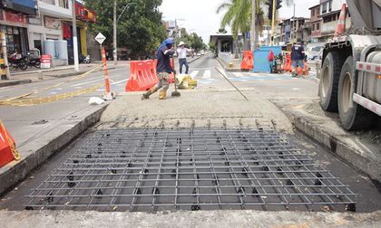 Reparan losas del MIO en Cali: habilitación en la carrera 15
