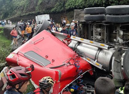 Imagen de  Volcamiento de tractocamión causó cierre total en la vía Pintada-Medellín