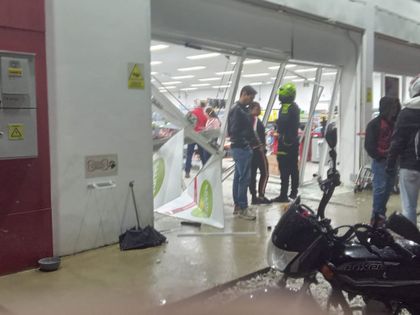 Imagen de  Jóvenes ebrios serían responsables de estrellar un carro contra supermercado en El Carmen